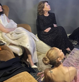 Selena Gomez, Fernanda Torres e Ariana Grande posam juntas  Foto: Reprodução