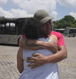 Motorista e cobradora de ônibus atingido por avião se abraçam e choram em reencontro  Foto: Reprodução/Fantástico