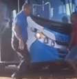 Motociclista ficou preso embaixo de ônibus em Palmas (TO)  Foto: Reprodução/Instagram