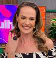 Regiane Tápias no estúdio do 'Mulheres': mensagens de ódio deixaram a apresentadora fragilizada  Foto: Reprodução