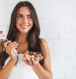 Mulher comendo salada de frutas  Foto: Freepik