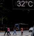 Na foto, pedestres enfrentam forte calor no centro de São Paulo.  Foto: Werther Santana/Estadão - 22/01/2025 / Estadão