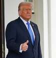 Presidente dos Estados Unidos, Donald Trump, sinaliza com a mão  Foto: Nathan Howard / Reuters