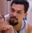 BBB 25: Vinicius caça embate com dona Vilma e assume voto: 'Não faz questão'  Foto: Reprodução/Instagram / Contigo