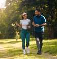 A caminhada é um exercício democrático que traz uma série de benefícios à saúde  Foto: Drazen Zigic | Shutterstock / Portal EdiCase