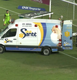 Ambulância leva o zagueiro Thalisson, do Coritiba.   Foto: Reprodução/X / Esporte News Mundo
