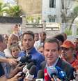 Eduardo Paes conversou com a imprensa após incêndio em fábrica  Foto: Éros Mendes/Terra