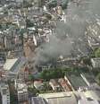 Um incêndio destruiu uma confecção em Ramos, na Zona Norte do Rio de Janeiro, nesta quarta-feira, 12  Foto: Reprodução/TV Globo