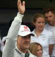Michael Schumacher acena para o público durante o GP do Brasil de Fórmula 1 - 25/11/2012.  Foto: Werther Santana/Estadão / Estadão