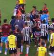 O clássico entre Flamengo e Botafogo, nesta quarta-feira, no Maracanã, terminou com briga generalizada  Foto: Reprodução/Premiere