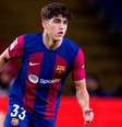  Foto: Divulgação/ FC Barcelona - Legenda: Pau Cubarsí, de 18 anos, em ação com a camisa do Barcelona / Jogada10