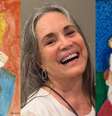 Regina Duarte entre duas de suas pinturas disponíveis no site  Foto: Reprodução
