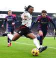  Foto:   Clive Rose/Getty Images - Legenda: Traoré, de branco, recebe a marcação de Neco Williams,do  Nottingham.Ataante do Fulham foi um dos melhores em campo. / Jogada10
