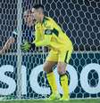  Foto: Rosiron Rodrigues/Goiás EC - Legenda: 'Tadeus' goleiro que faz a diferença para o Goiás / Jogada10
