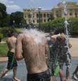 Estudantes se refrescam nas fontes do Museu do Ipiranga; na terça-feira, a máxima deve chegar a 33,4ºC.  Foto: Tiago Queiroz/Estadão / Estadão
