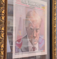 Foto da ficha criminal de Donald Trump foi pendurada no Salão Oval da Casa Branca  Foto: Reprodução/X