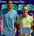 Matos de amarelo com Melo de azul ao seu lado esquerdo   Foto: @argentinaopentennis / Ieb+ Argentina open / Esporte News Mundo