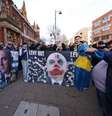  Foto: Reprodução/ Twitter - Legenda: Torcedores protestam contra Daniel Levy, dono do Tottenham, antes de jogo com o United / Jogada10
