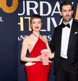 Emma Stone com o marido no tapete vermelho do evento  Foto: Getty Imagens / Manequim