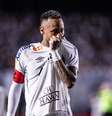 Neymar beija o escudo do Santos  Foto: Estadão Conteúdo/GUSTAVO ALVES