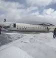 Um avião da Delta Air Lines capotou na pista ao tentar pousar no aeroporto de Toronto, no Canadá, nesta segunda-feira (17/02).  Foto: reprodução/ 10 news first / Flipar