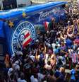  Foto: Letícia Martins/EC Bahia - Legenda: Torcida do Bahia acompanhou o ônibus do clube na chegada ao local / Jogada10