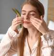 Veja como utilizar a massagem facial na sua rotina de skincare  Foto: Shutterstock / Alto Astral