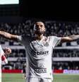  Foto: Raul Baretta/ Santos FC - Legenda: Guilherme vive grande começo de 2025 / Jogada10