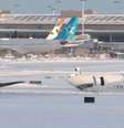 Foto diurna mostrando avião de cabeça para baixo  Foto: Getty Images / BBC News Brasil