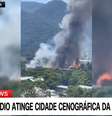 Imagem exibida na CNN mostra o incêndio na cidade cenográfica da Globo em Curicica, zona oeste do Rio  Foto: Reprodução