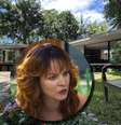 'Morta-viva', Filipa (Joana de Verona) se refugiou em casa no meio da natureza  Foto: Reprodução