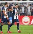  Foto: Divulgação / Conmebol - Legenda: Ceppelini (à direita) recebe o cumprimento de Barcos após fazer o gol da vitória do Alianza sobre o Boca / Jogada10