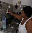 Dayana da Silva, 38, mostra que está sem água em casa em meio a uma onda de calor extremo na favela do Jacarezinho, no Rio de Janeiro, Brasil, em 18 de fevereiro de 2025.  Foto: REUTERS/Aline Massuca