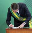 Jair Bolsonaro assina termo de posse, em janeiro de 2019  Foto: Roque de Sá/Agência Senado / Estadão