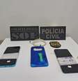 Polícia apreendeu celulares e chips com suspeito de ser mandante do crime  Foto: Divulgação/Polícia Civil
