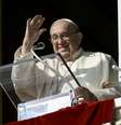 Papa Francisco acena para os fiéis reunidos na Praça de São Pedro durante sua bênção dominical do Angelus em 10 de novembro de 2024 na Cidade do Vaticano, Vaticano.  Foto: Getty Images
