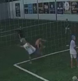 Homem entra em campo de futebol e chuta criança em Minas Gerais  Foto: Reprodução/X