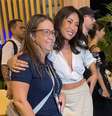 Dani (à direita) atende os fãs no Rio Open  Foto: Éros Mendes/Terra