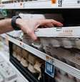 Alguns supermercados americanos começaram a racionar a venda de ovos para fazer frente à escassez do produto  Foto: Getty Images / BBC News Brasil