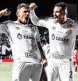  Foto: Raul Baretta/Santos FC - Legenda: Tiquinho (à esquerda, ao lado de Zé Ivaldo)celebra o seu gol,o segundo do Santos sobre o Noroeste / Jogada10