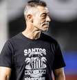  Foto: Raul Baretta/Santos FC - Legenda: Caixinha saiu muito satisfeito da Vila após vitória do Santos em cima do Noroeste / Jogada10