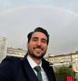 Murilo Salviano diante do Hospital Gemelli, em Roma, onde acompanha a internação do papa Francisco  Foto: Reprodução/Instagram