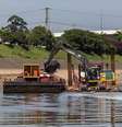 Processo de desassoreamento da calha do rio Tietê no Porto Verão, próximo a barragem da Penha, na zona leste de São Paulo.  Foto: Taba Benedicto/Estadão / Estadão