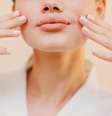 O Yoga Facial ajuda a liberar a tensão muscular e na circulação do fluxo sanguíneo, além de diminuir o inchaço dos olhos e bochechas Foto: Canva Equipes/primipil / Bons Fluidos