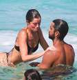 Casal apareceu na praia utilizando adereços carnavalescos  Foto: Dilson Silva/AgNews