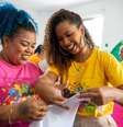 Fabi Santos (de amarelo) durante curso de customização. Trabalho nos camarotes é procurado, elogiado e satisfatório.  Foto: Divulgação Favela Mundo