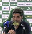 Abel Ferreira disse que a extensão do calendário e a falta de fiscalização torna impossível a manutenção de gramados em boas condições no Brasil.  Foto: Reprodução/YouTube
