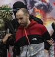 Tal Shoham é um dos dois reféns israelenses libertados pelo Hamas em Gaza que cruzaram para Israel após serem entregues à Cruz Vermelha em Rafah  Foto: HAITHAM IMAD/EPA-EFE/REX/Shutterstock / BBC News Brasil