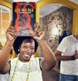 Pesquisadora Cláudia Alexandre mostra a obra premiada que se tornou inspiração para o desfile da Pérola Negra.  Foto: Arquivo pessoal