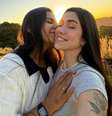 A cantora Yasmin Santos, de 27 anos, pediu em casamento a namorada, a influenciadora Maria Venture, de 25.  Foto: Reprodução/Instagram @mariaventure @yasminsantosoficial
